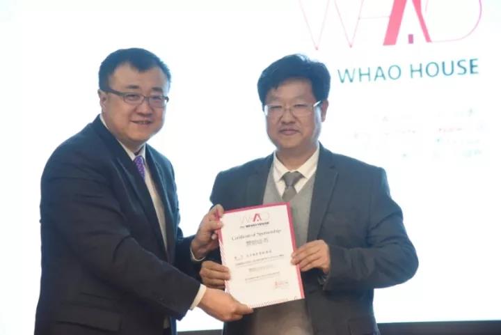 清華大學黨委常委、副校長楊斌為天豐綠色裝配集團總裁李旭祿頒發證書